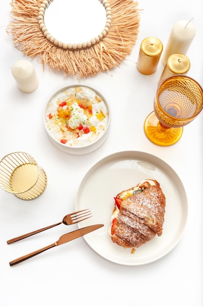 Kolacja przy świecach z domowym jedzeniem